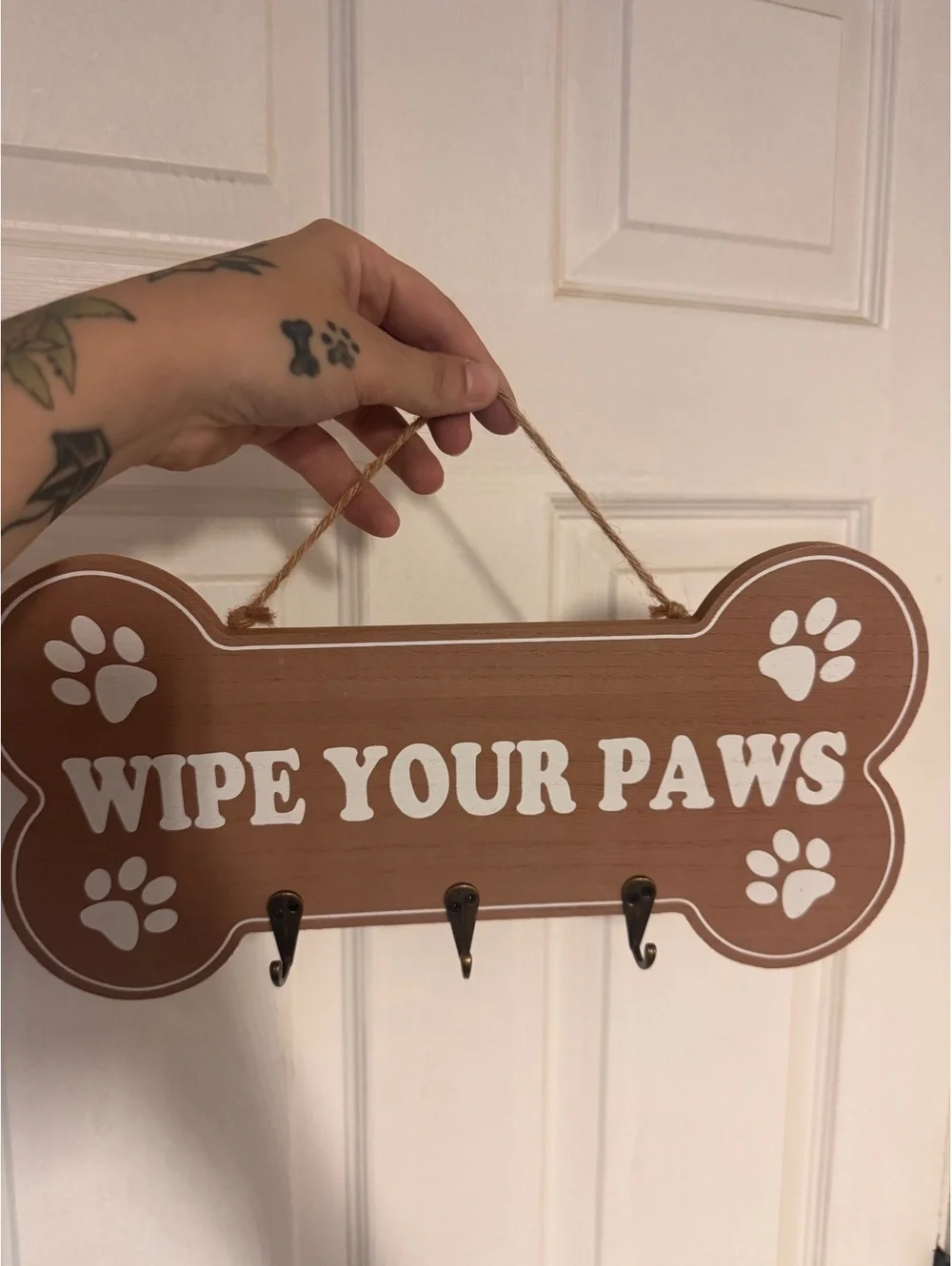 Bone-Shaped Wooden Wall Hook with 'Wipe Your Paws' Text and Paw Prints